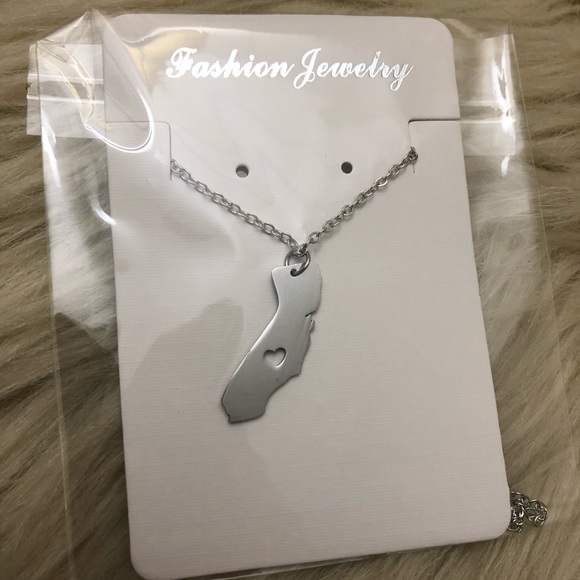 {PIPER} California Love❤️home state heart necklace - Picture 2 of 4